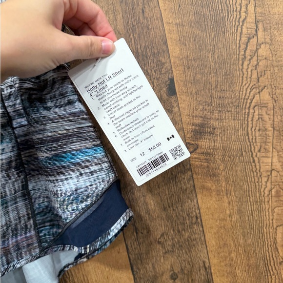 NWT Lululemon Hotty Hot Short *Long 4"
Digital Oasis Grey Multi True Navy sz 12 - Picture 3 of 6